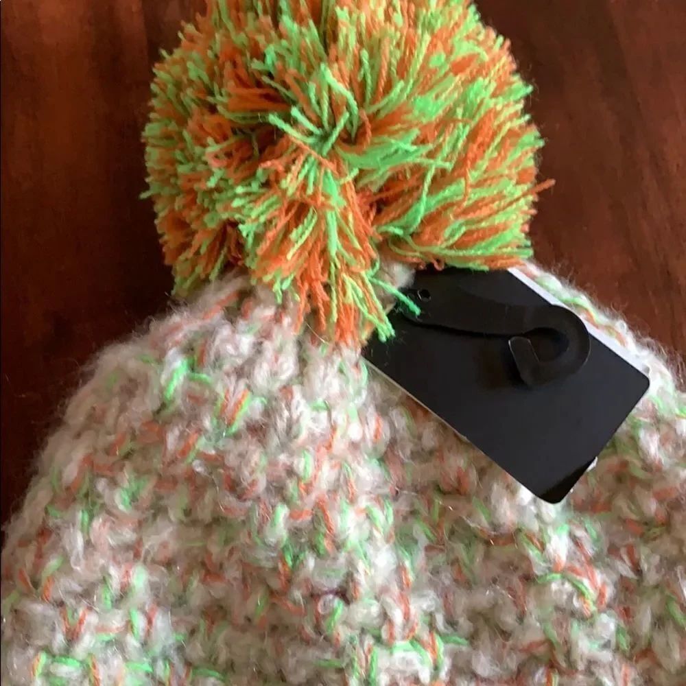 NWT Modena Pom Pom hat - Picture 2 of 2